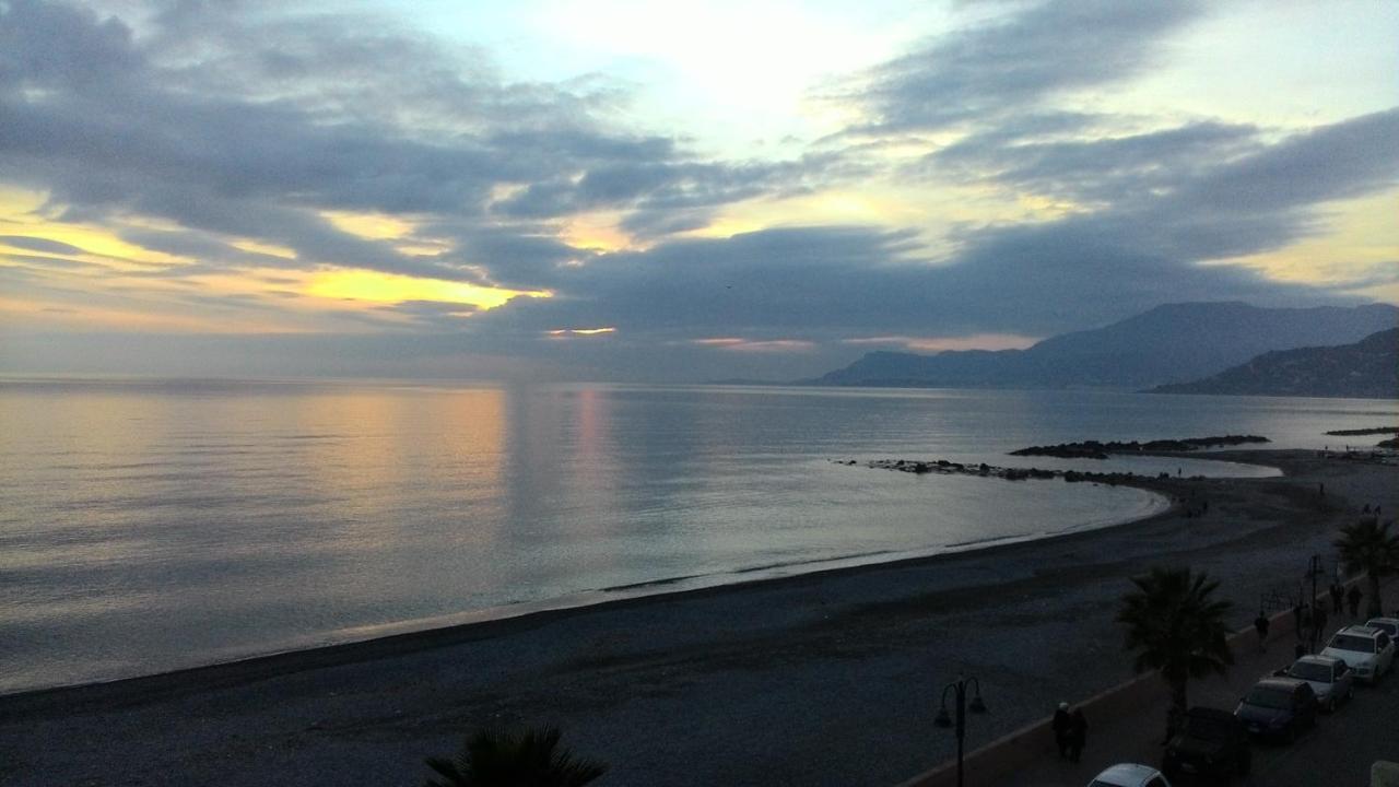 Appartamento Giusy Ventimiglia Luaran gambar